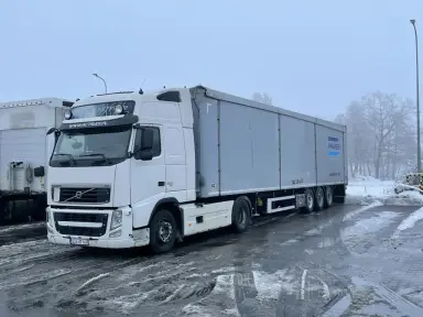 Transport ruchomą podłogą tekstylii.